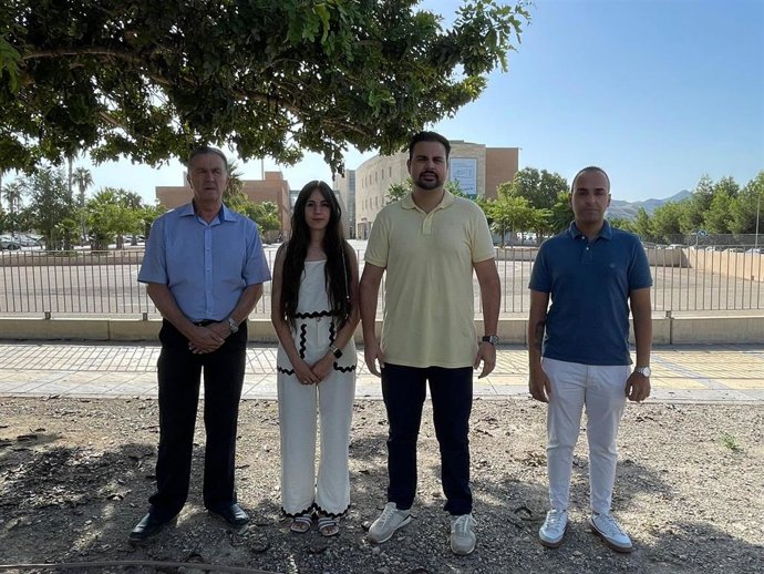 Mateo Hernández acompañado por miembros de su equipo, durante su visita al Hospital La Inmaculada de Huércal-Overa (Almería).