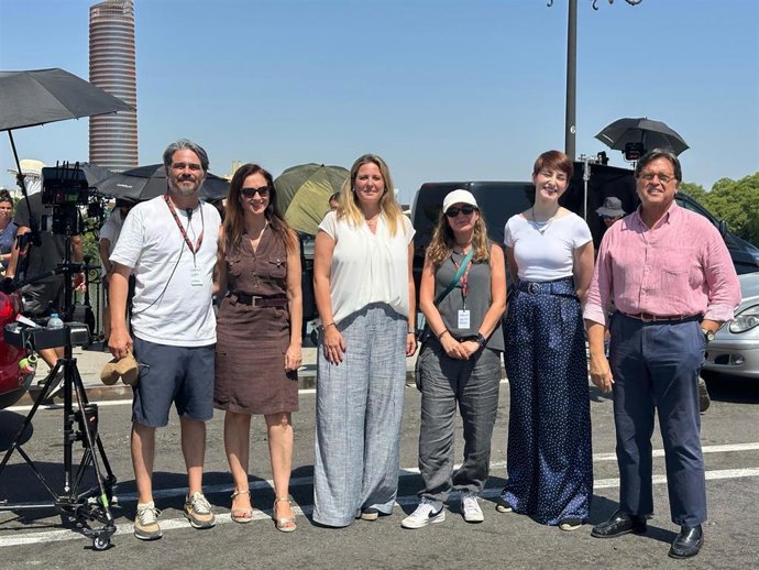 La delegada de Turismo del Ayuntamiento de Sevilla, Angie Moreno, visita un rodaje.