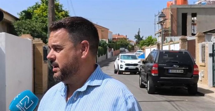 El alcalde de Gines, Romualdo Garrido, atiende a los medios de comunicación.