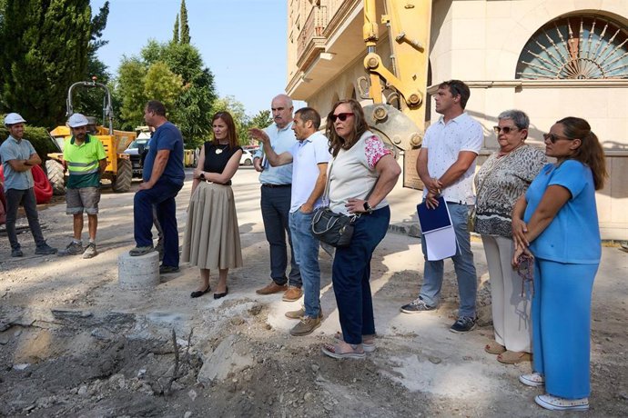 El consejero Aierdi y alcalde de Peralta visitan las obras para prevenir inundaciones en la localidad.