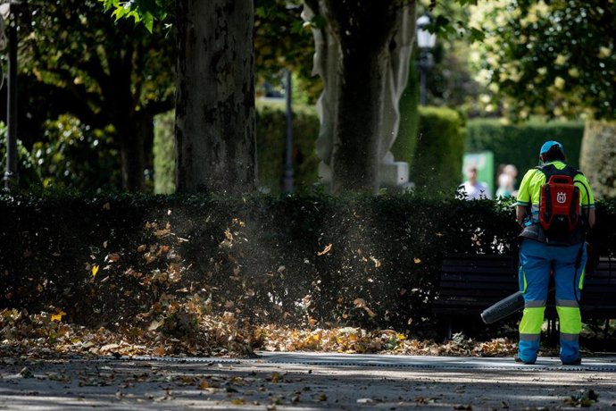 Archivo - Una persona trabaja al aire libre, a 4 de julio de 2025, en Madrid (España).