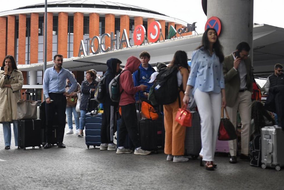 Archivo - Decenas de personas esperan en las inmediaciones de la estación de Atocha-Almudena Grandes, tras los retrasos en los trenes AVE, a 5 de mayo de 2025, en Madrid (España).
