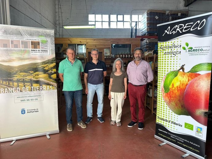 Visita del gerente del Banco de Tierras, José Ramón Feito, a la cooperativa Agrecoastur.
