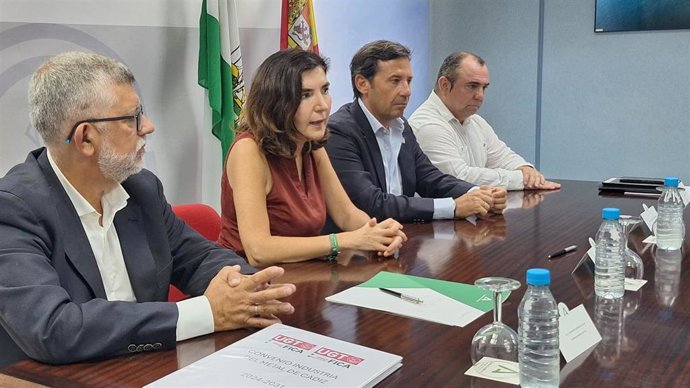 La consejera de Empleo, Empresa y Trabajo Autónomo, Rocío Blanco, preside la firma del nuevo convenio del metal de la provincia de Cádiz junto a representantes de la patronal Femca y del sindicado UGT FICA