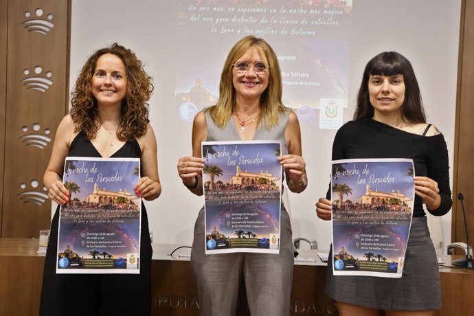 La diputada de la Diputación de Badajoz, Paqui Silva, la concejala de Turismo de Fregenal de la Sierra, Mercedes Linares y Uxue Fabo, representante de la empresa Entre Encinas y Estrellas, en la presentación de La Noche de las Perseidas