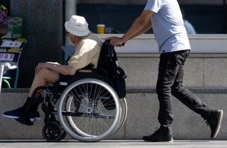 Una persona en silla de ruedas, a 16 de julio de 2025, en Madrid (España). El Consejo de Ministros remitió a las Cortes ayer, 15 de julio, la reforma conjunta de las leyes relativas a los derechos de las personas con discapacidad y a la autonomía personal