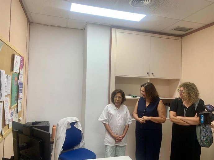 La consellera de Salud, Manuela García, asiste a la primera videollamada del plan piloto de Telesalud Mental en la UCA de Ponent