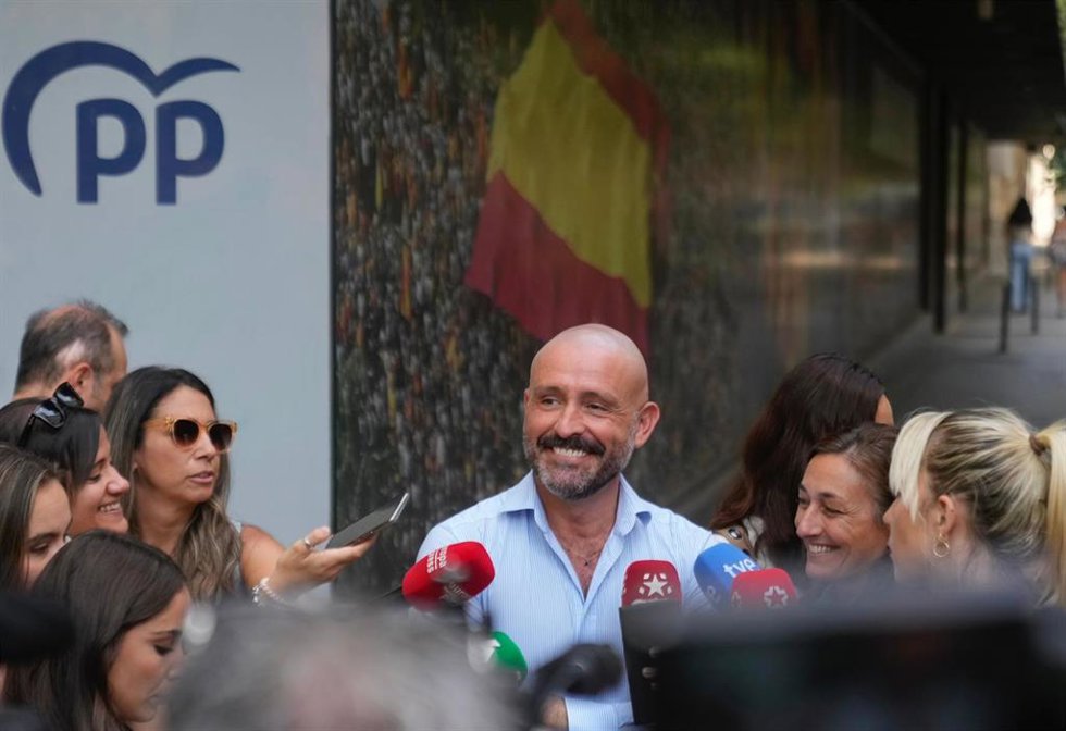 El vicesecretario de Educación e Igualdad del PP, Jaime de los Santos, ante la sede del PP