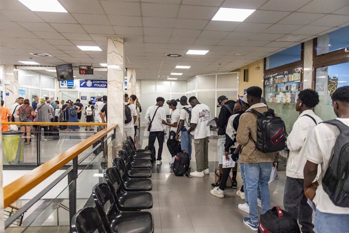 Decenas de migrantes embarcan para salir hacia la península, a 7 de agosto de 2025, en Ceuta (España)