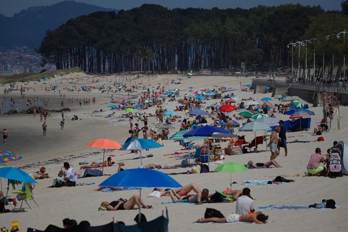 Archivo - Arquivo - Decenas de persoas na praia de Samil, a 31 de maio de 2025, en Vigo, Pontevedra, Galicia (España).