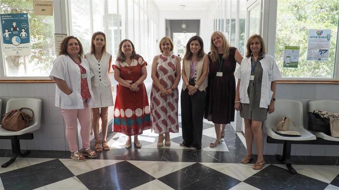 La delegada de Salud y Consumo de la Junta en Córdoba, María Jesús Botella (tercera por la dcha.), visita el centro de salud de Peñarroya-Pueblonuevo.