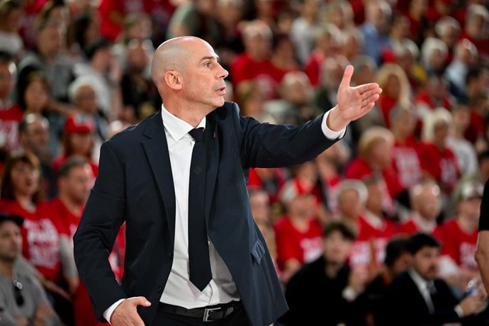 Archivo - El entrenador del Barça de baloncesto, Joan Peñarroya