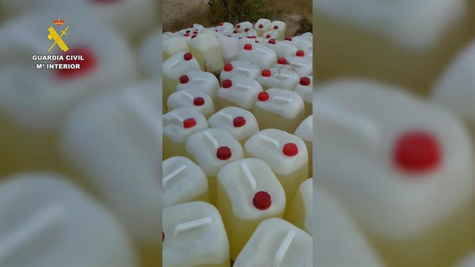 Garrafas de gasolina incautadas en una playa de Rota
