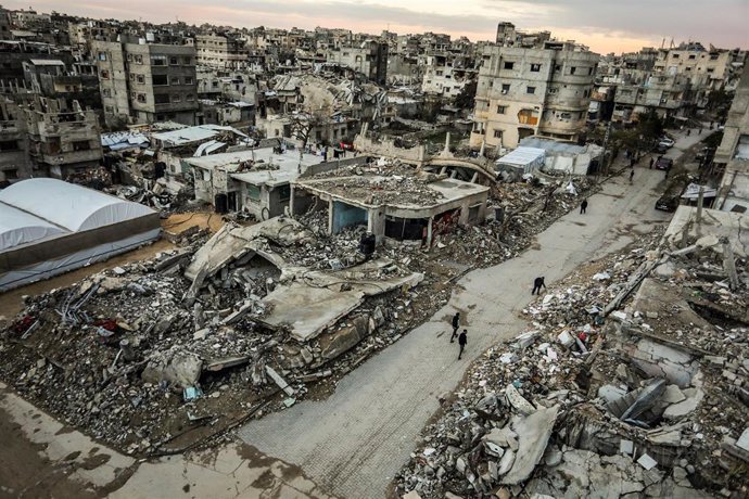 Archivo - Vista aérea de la destrucción en Jan Yunis, en la Franja de Gaza