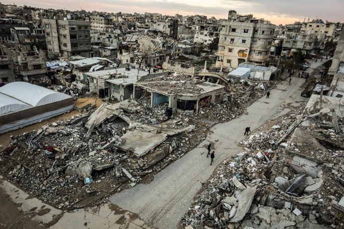 Archivo - 21 de fevereiro de 2025, Territórios Palestinos, Khan Yunis: Vista da destruição causada pelos ataques do exército israelense à cidade de Khan Yunis, no sul da Faixa de Gaza. Israel fechou a principal passagem de ajuda para Gaza na sexta-feira, 