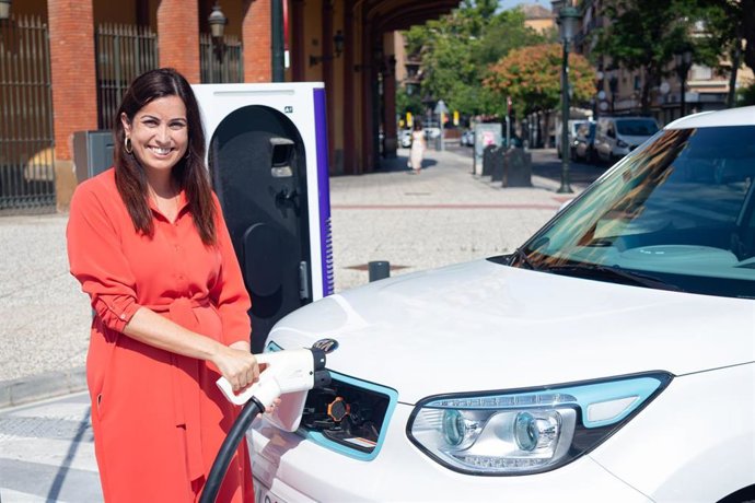 Gaudes dice que el servicio de recarga para vehículos eléctricos gestionado por el Ayuntamiento de Zaragoza es el más  amplio de cuantos se han puesto en marcha en España por iniciativa municipal.