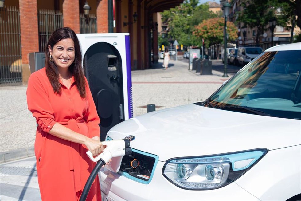 Gaudes dice que el servicio de recarga para vehículos eléctricos gestionado por el Ayuntamiento de Zaragoza es el más amplio de cuantos se han puesto en marcha en España por iniciativa municipal.