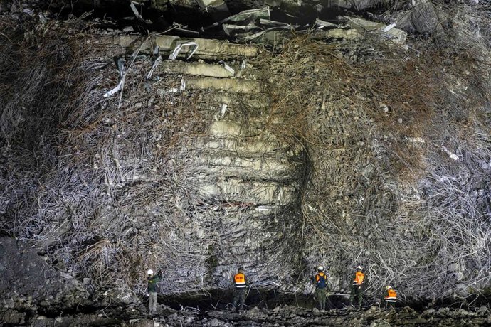 Archivo - Imagen de archivo de los escombros tras el derrumb4e de un edficio en Bangkok a causa del fuerte terremoto del pasado mes de marzo.