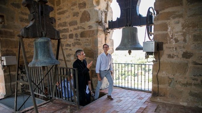 Visita del presidente riojano, Gonzalo Capellán, a la iglesia de La Asunción