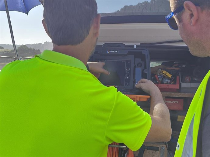 Personal de Tragsa inspeccionando con cámaras el saneamiento de Arnao.