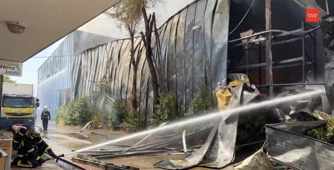 Arde una nave de paquetería en un polígono de Getafe