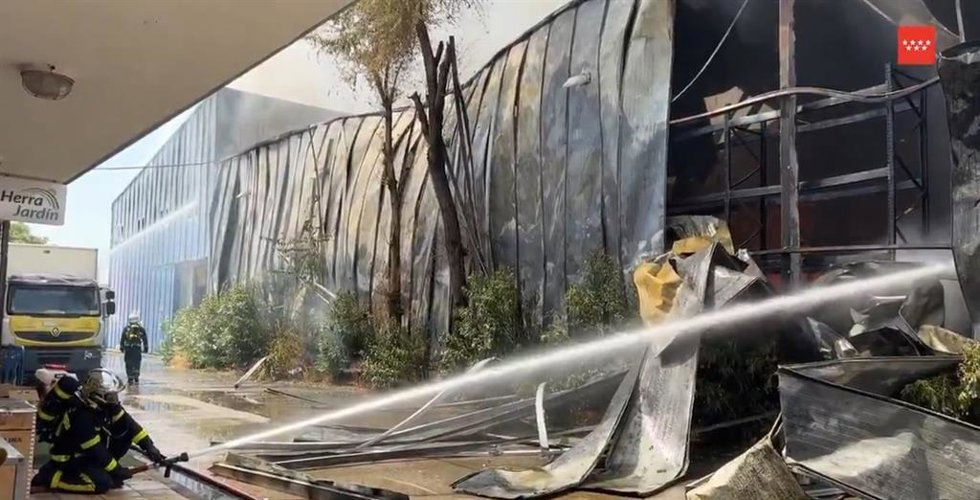 Arde una nave de paquetería en un polígono de Getafe