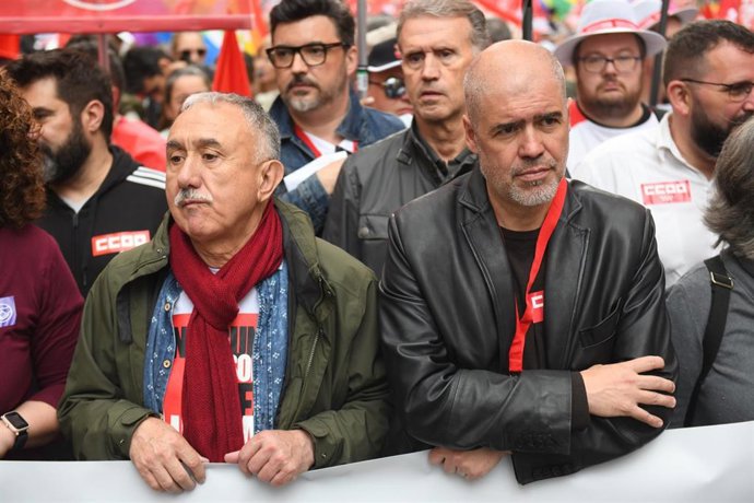 Archivo - El secretario general de la UGT, Pepe Álvarez (i) y el secretario general de CCOO, Unai Sordo.