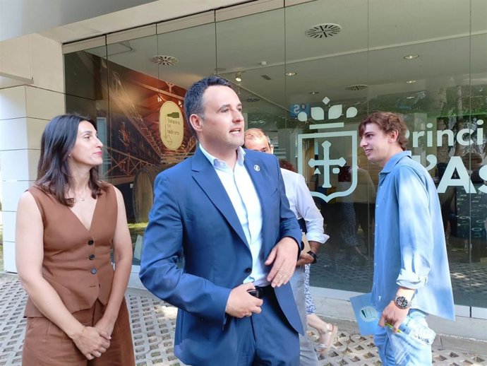 El consejero de Hacienda, Justicia y Asuntos Europeos del Principado de Asturias, Guillermo Peláez, a la entrada del pabellón del Principado del recinto ferial gijonés 'Luis Adaro', durante la 68 Feria Internacional de Muestras de Asturias.