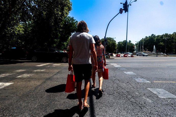 Archivo - Varias personas en el centro de la ciudad, a 10 de agosto de 2024, en Madrid (España). 