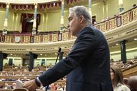 Bendodo: "Renfe ha pasado de ser un símbolo de puntualidad" a "una agencia de colocación para Sánchez y sus socios"