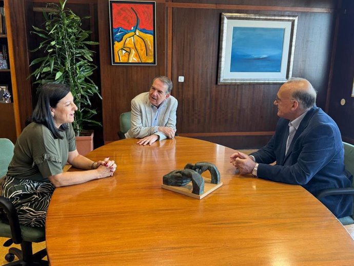 Reunión entre el alcalde y el rector.