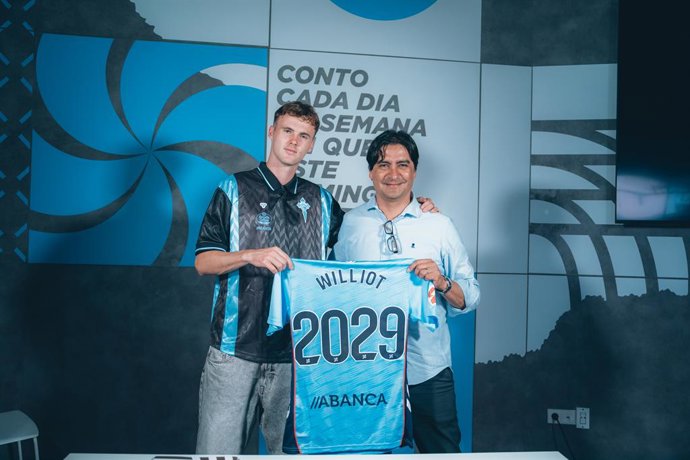 El futbolista sueco Williot Swedberg posa junto al Director de Fútbol del Celta, Marco Garcés, con una camiseta del club vigués en el acto de ampliación de su contrato.
