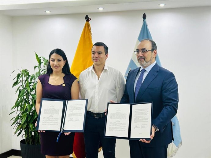 De izquierda a derecha: la ministra de Economía y Finanzas, Sariha Moya; el presidente de Ecuador, Daniel Noboa, y el presidente ejecutivo de CAF, Sergio Díaz Granados.