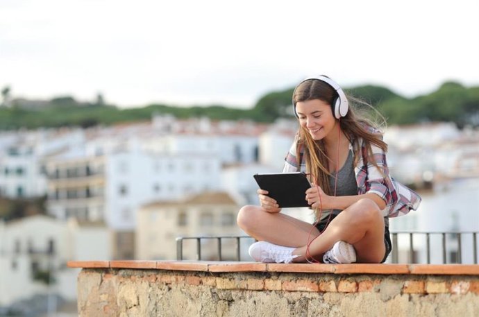 Una joven en el medio rural español, ámbito en el que se centra el estudio de Reale Seguros.