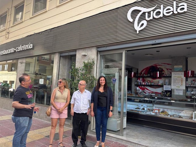 La concejala de Talento Joven y Espacios Públicos del Ayuntamiento de Murcia,Sofía López-Briones, visita, junto a la alcaldesa de distrito de Santa María de Gracia, Arantxa Hernández, las primeras terrazas COVID