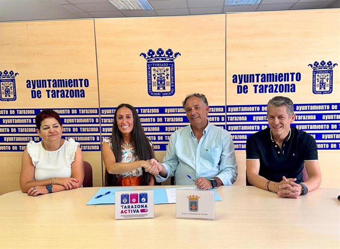 Firma del convenio para fortalecer el comercio local.