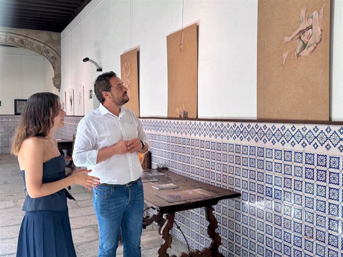 La artista abulense Marta González Vaquero en la exposición en la Diputación de Ávila.