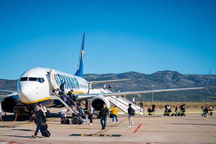 Archivo - Avión en el Aeropuerto de Castellón