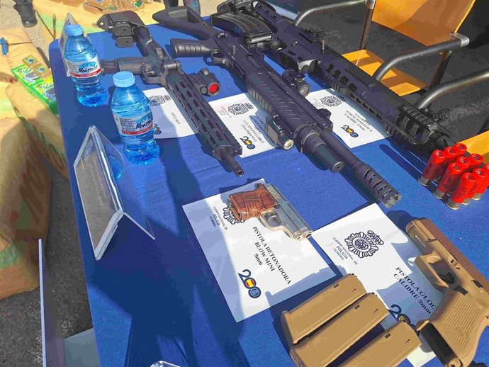 Armas intervenidas en la operación 'OLEA', entre ellas un subfusil, una escopeta repetidora, pistolas municionadas y cargadores, expuestas por la Policía Nacional en Almería.