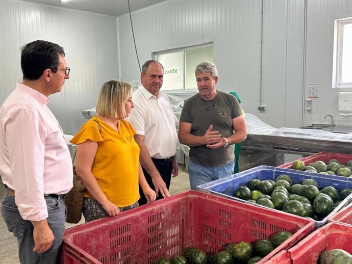 Visita del consejero de Agricultura a la empresa Sócrates Hortícola S.L. En Camuñas.