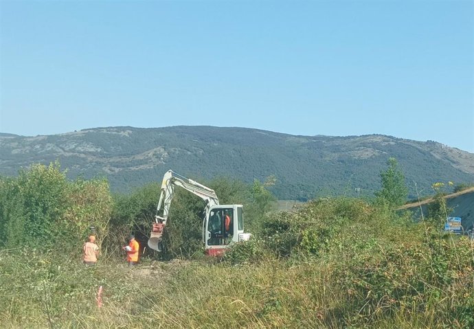 Imagen de la maquinaria que ha iniciado las obras del nuevo carril de incorporación a la A-15 en Izurdiaga.