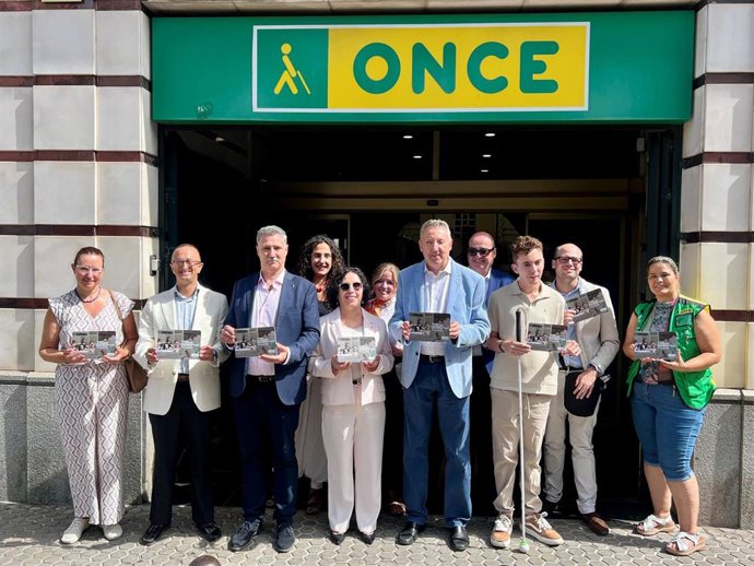 Foto familia del Grupo Social ONCE sosteniendo el premio por batir un nuevo récord histórico.