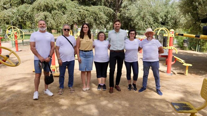 El diputado de Deportes e Instalaciones Deportivas, Eric Escobedo, junto a la diputada de Reto Demográfico, María Vera, presentan el programa 'Actívate' para mayores.