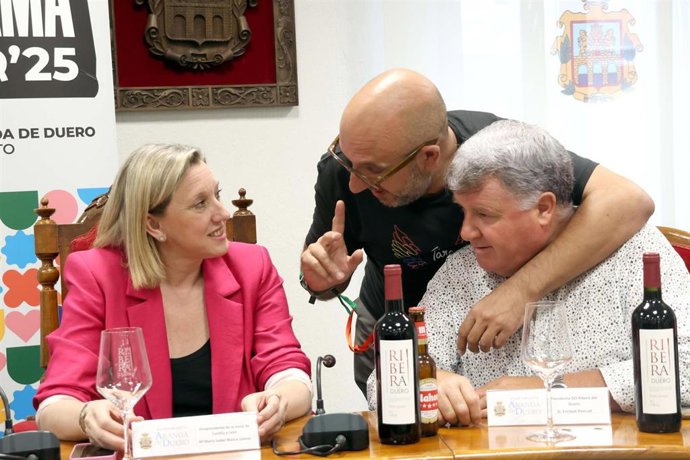 Blaco junto al presidente de la D.O Ribera, Enrique Pascual, y en el centro el director del festival, Javier Ajenjo.