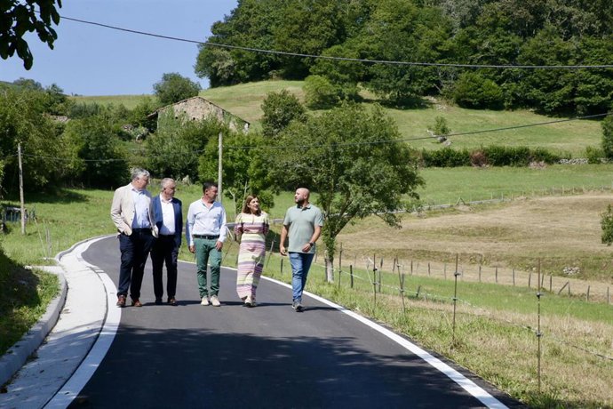 La presidenta de Cantabria, María José Sáenz de Buruaga, y otras autoridades, recorren el tramo mejorado de la carretera que da acceso a la localidad de Cires (Lamasón) desde la CA-282