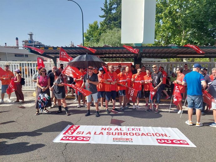 La plantilla de Eserman concentranda frente a Repsol Petroquímica en Puertollano.