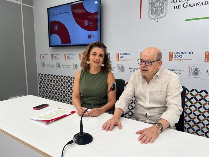 La portavoz del PSOE en el Ayuntamiento de Granada, Raquel Ruz, y el concejal y catedrático, Francisco Herrera.