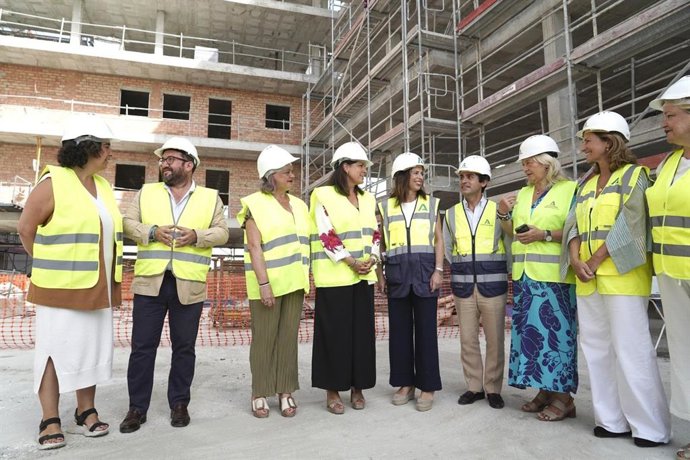 La consejera de Fomento, Articulación del Territorio y Vivienda, Rocío Díaz, en una visita a una nueva promoción de viviendas en San Fernando (Cádiz)