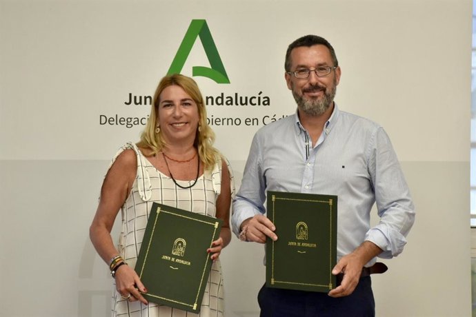 La delegada territorial de Economía, Hacienda, Fondos Europeos y de Industria, Energía y Minas de la Junta de Andalucía en Cádiz, Inmaculada Olivero y el alcalde de La Línea de la Concepción, Juan Franco, firman la devolución de un inmueble.