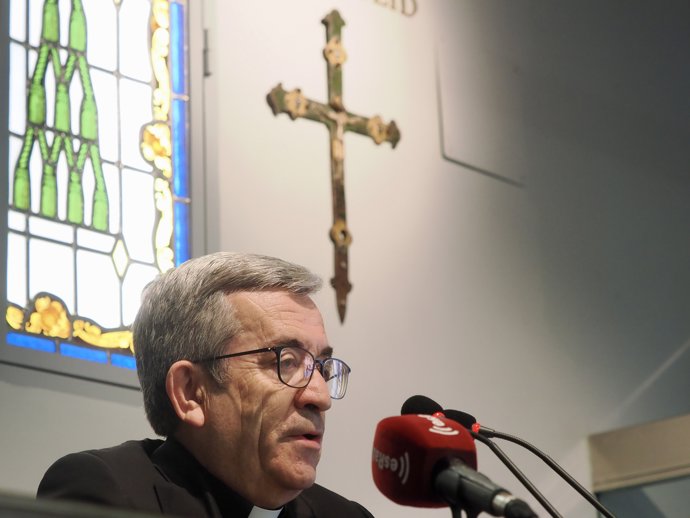 Archivo - El presidente de la Conferencia Episcopal Española (CEE) y arzobispo de Valladolid, Luis Argüello, atiende a los medios de comunicación con motivo del fallecimiento del Papa, a 21 de abril de 2025, en Valladolid, Castilla-León (España). El Papa 